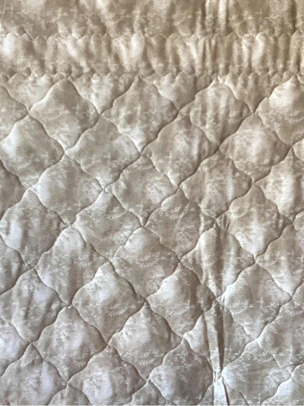 NWT. Hand Crafted Honey Bees Quilt